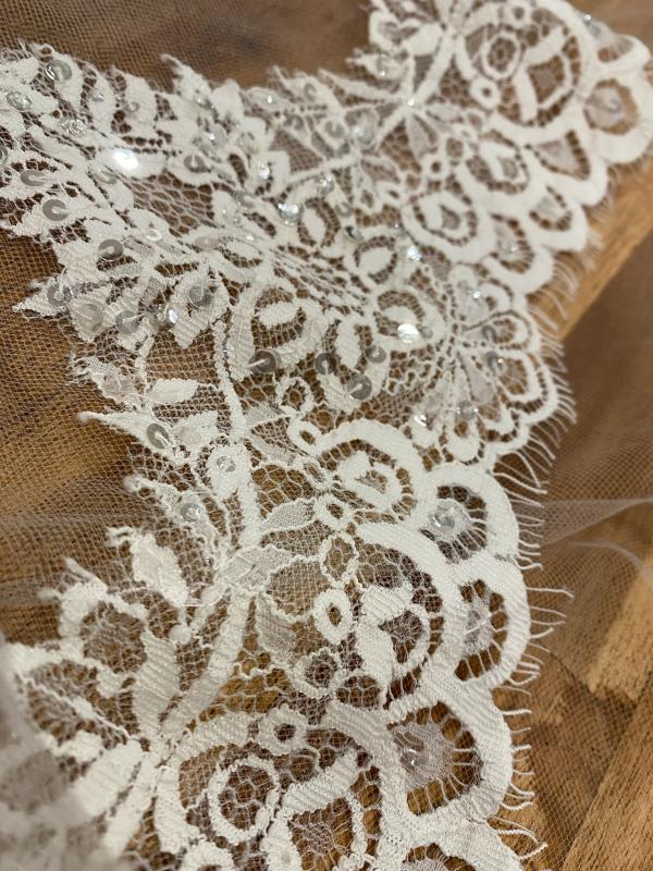 Voile avec bordure en dentelle et sequin - Styliste Poitiers - L'Atelier de Marie Voile avec bordure en dentelle et sequin - Styliste Poitiers - L'Atelier de Marie