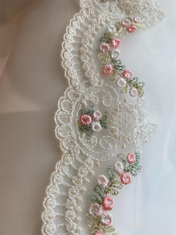 Voile avec bordure en dentelle - Styliste Poitiers - L'Atelier de Marie Voile avec bordure en dentelle - Styliste Poitiers - L'Atelier de Marie